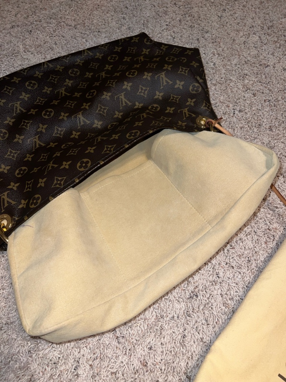 EUC Louis Vuitton Artsy - Picture 10 of 16